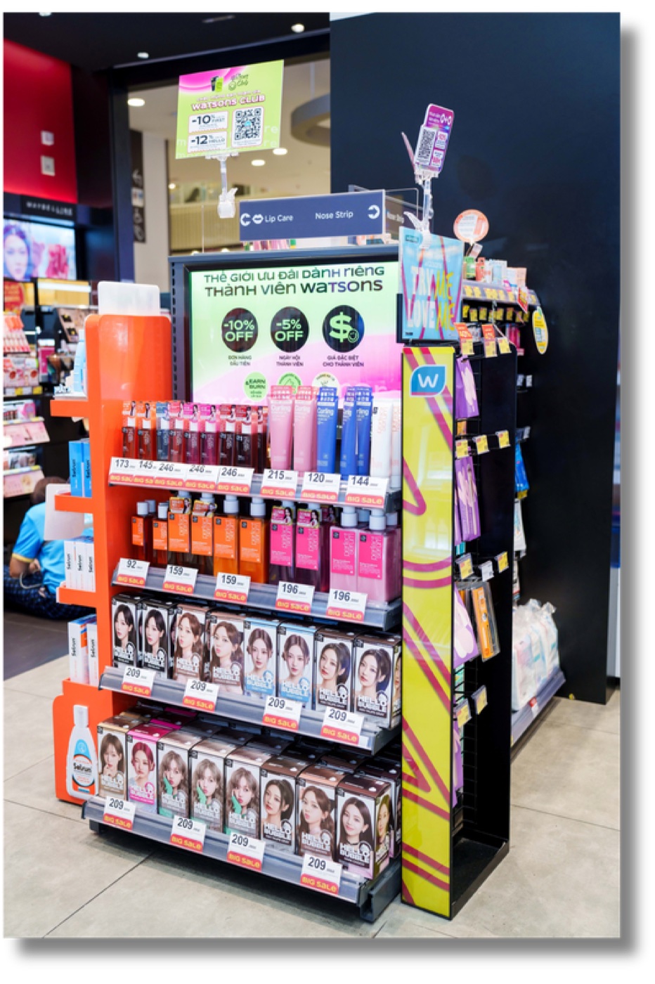 mise en scène in-store retail display