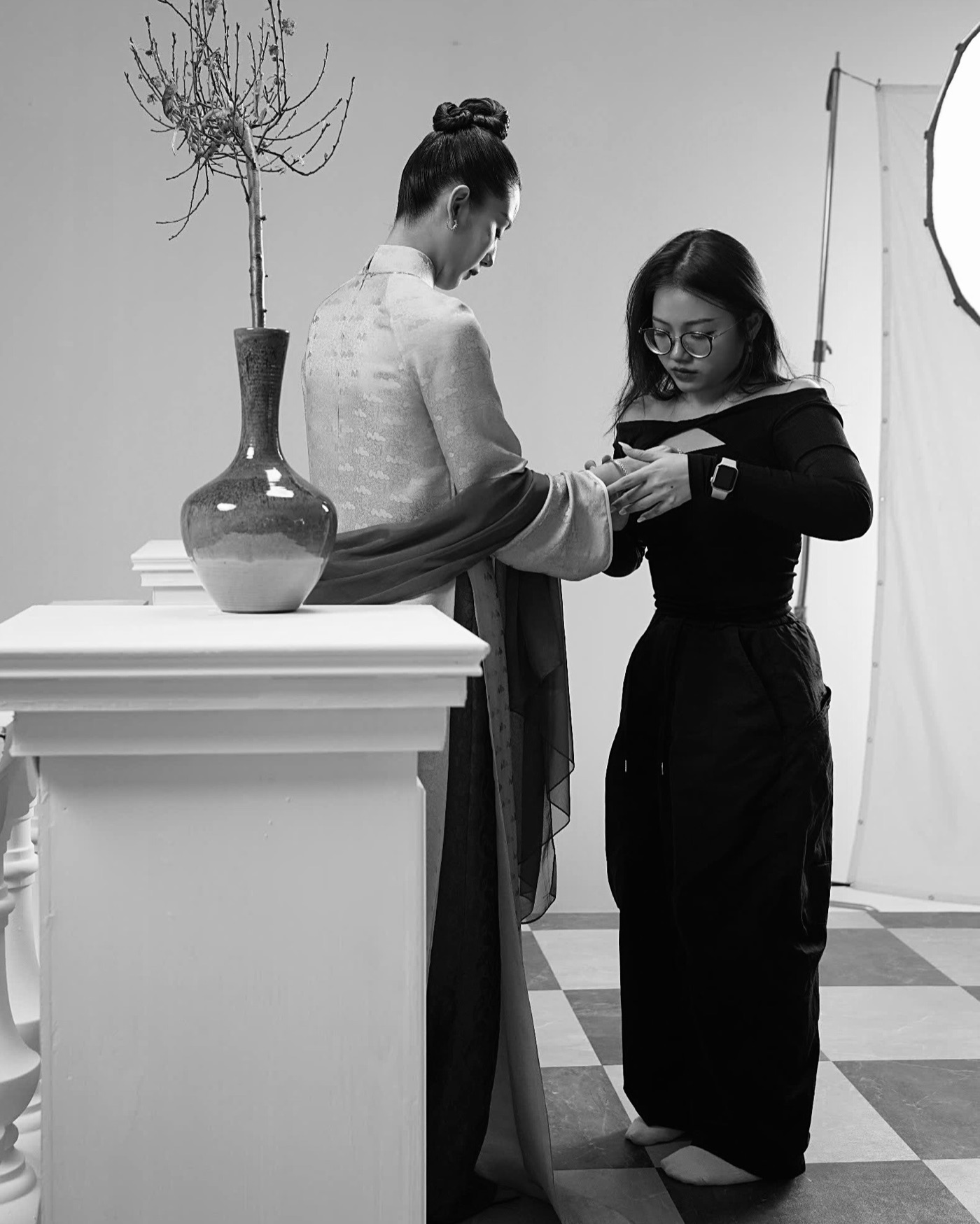 Behind the scenes - styling CAO jewelry on the model on set